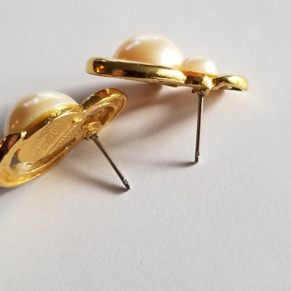 Vintage Richelieu earrings faux pearls Gold tone pearlcore elegant classic